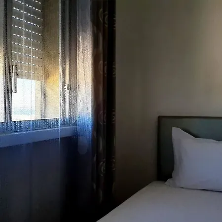 With 3 Bedrooms In Lisboa, With Wifi - 23 Km From The Apartment