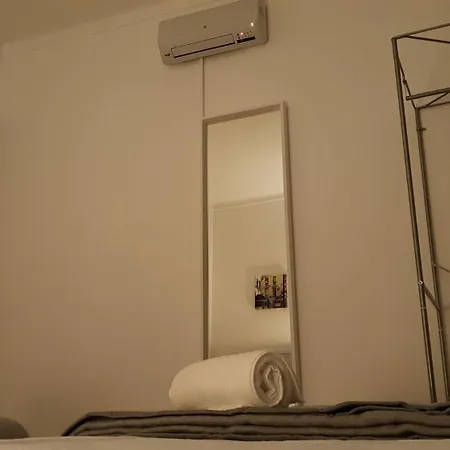 With 3 Bedrooms In Lisboa, With Wifi - 23 Km From The Apartment *